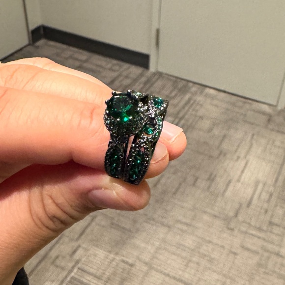 Green and Silver Women's Ring size 8 - Picture 6 of 8